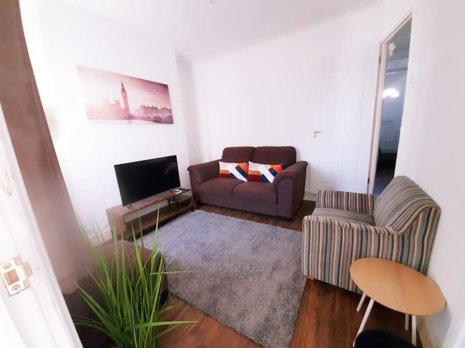 Holiday home October Disc - Long - Contractors Swindon